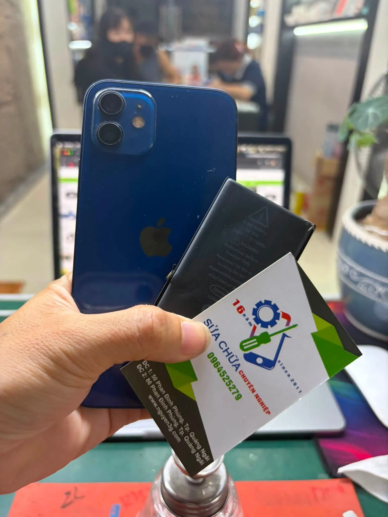 Thay pin iphone 12 ch&iacute;nh h&atilde;ng tại Quảng Ng&atilde;i
