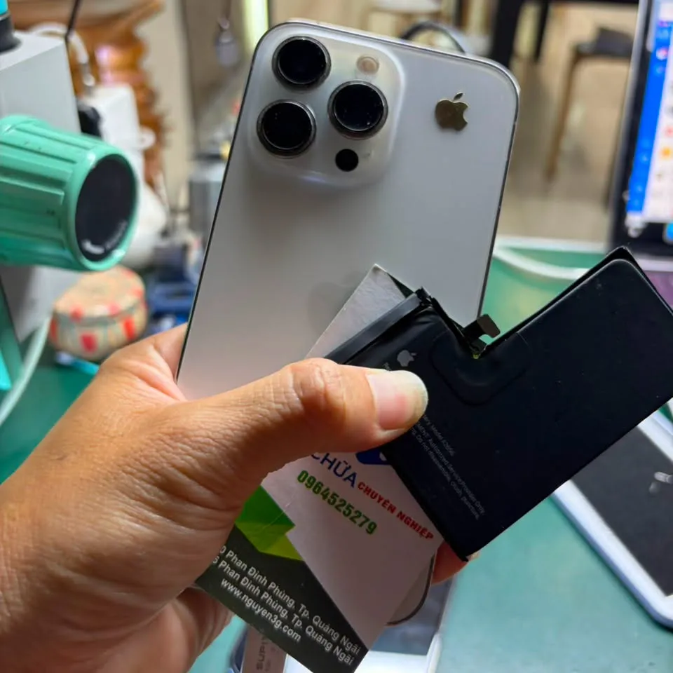 Thay pin iphone 12 Pro max chẩn đo&aacute;n lấy ngay tại Quảng Ng&atilde;i